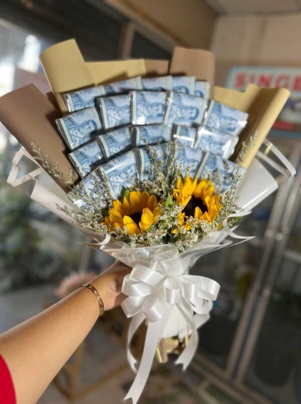 E43-ช่อทานตะวันตกแต่งด้วยแบงค์ร้อยสีฟ้าในดีไซน์โค้ง
