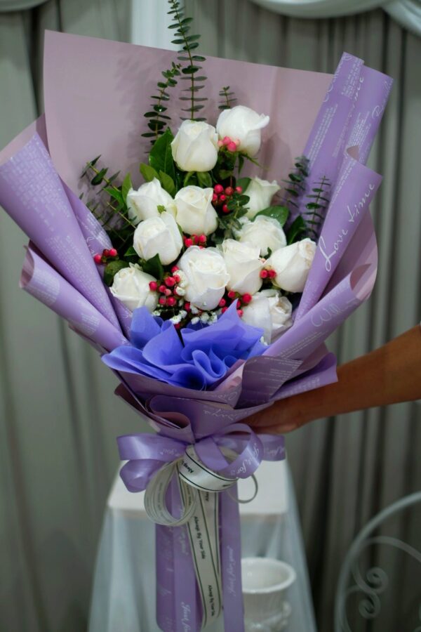 P022-กุหลาบขาวห่อม่วง