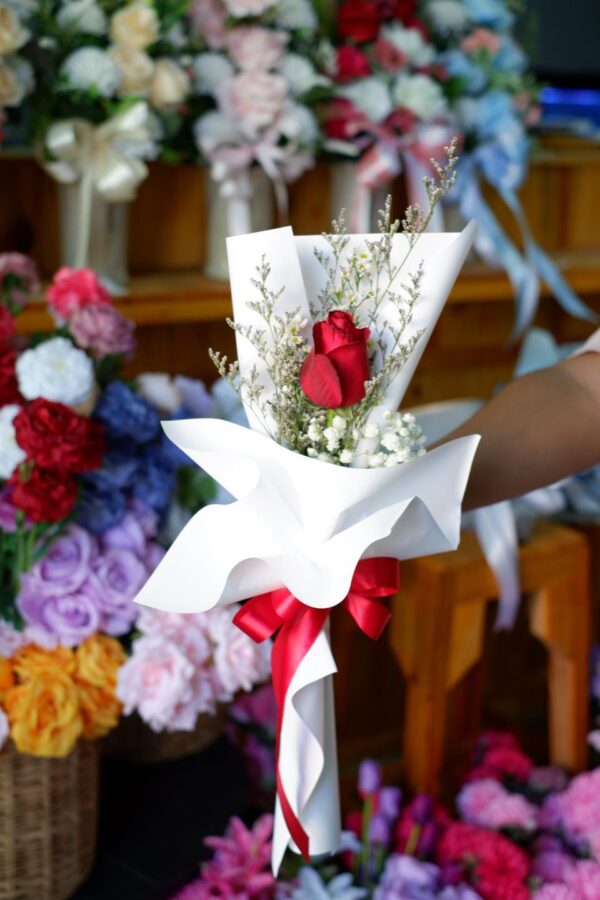 P070-กุหลาบแดง 1 ดอกห่อขาว โบว์แดง